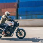コンパクト化されたボディとアップライトなポジションによって、街乗りからワインディングまで気軽にスポーティな走りを楽しむことができる