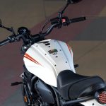 ワイドなアップハンドルはリラックスしたライディングポジションを自然と作りだす