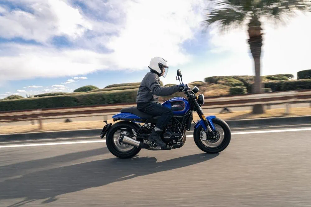 第3位　「ライトなハーレーに新色」気軽にバイクライフを楽しめる都市型ハーレーダビッドソン“Xシリーズ”にコズミックブルーが仲間入り
