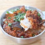 外食の「麻婆なす」って、こんなにピリ辛だったかなあと思えるほど辛いので、ご飯がどんどん進みます