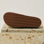 グリップ力に特化したサメの歯のようなギザギザ仕様のソールがポイント