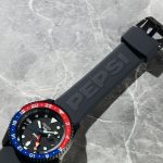 SKXシリーズのGMT機能を搭載したモデルとして初めて、シリコン製のストラップを採用