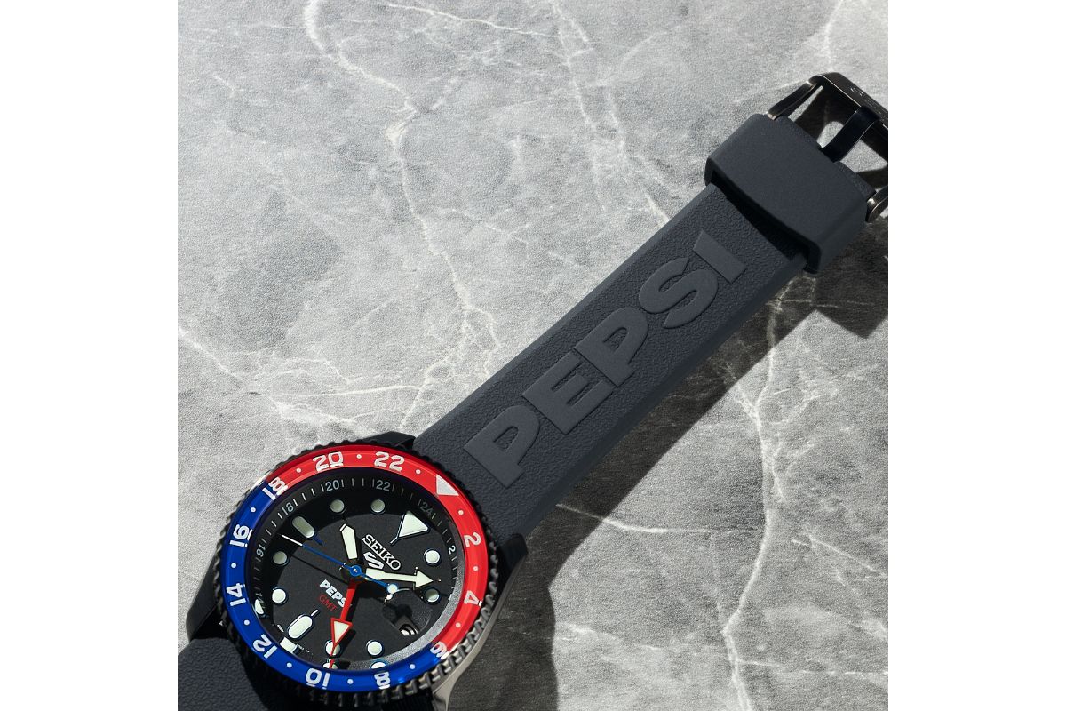 SKXシリーズのGMT機能を搭載したモデルとして初めて、シリコン製のストラップを採用