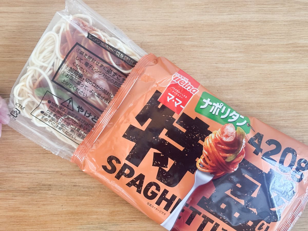 甘い濃厚ソースがポイントのジューシーナポリタンは、麺の量からすると具材がちょっぴり過ぎるけど、飽きのこない冷食パスタです