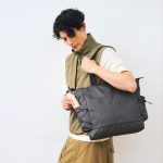 サイドポケットはハンドルを肩にかけたままでも荷物を出し入れしやすい