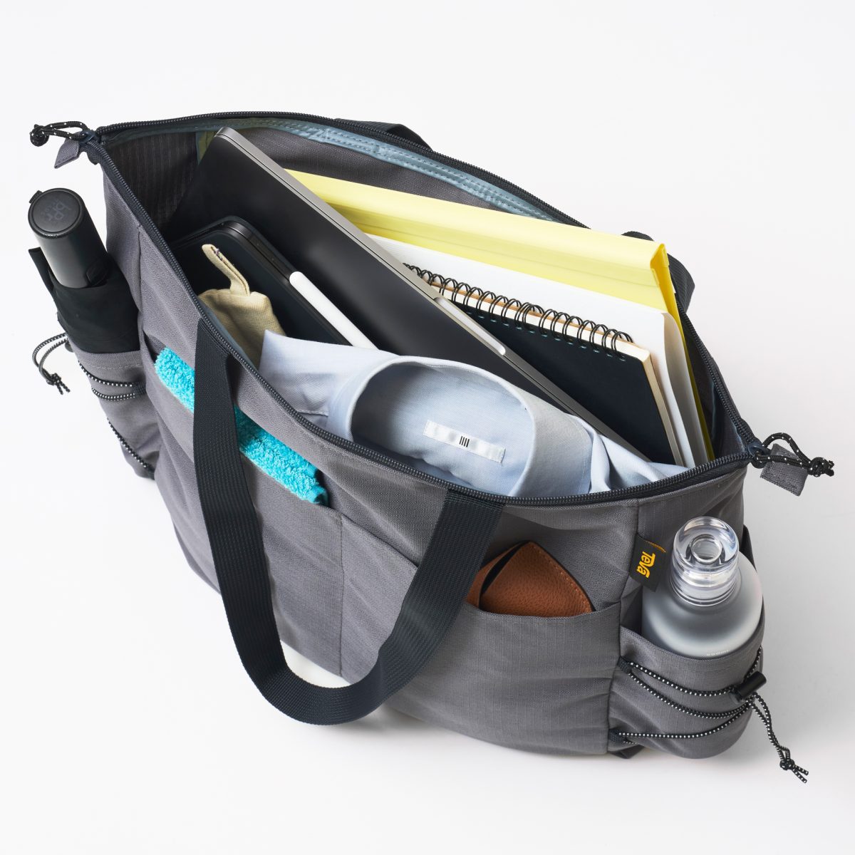 メイン収納部にはたっぷりの荷物が入れられる