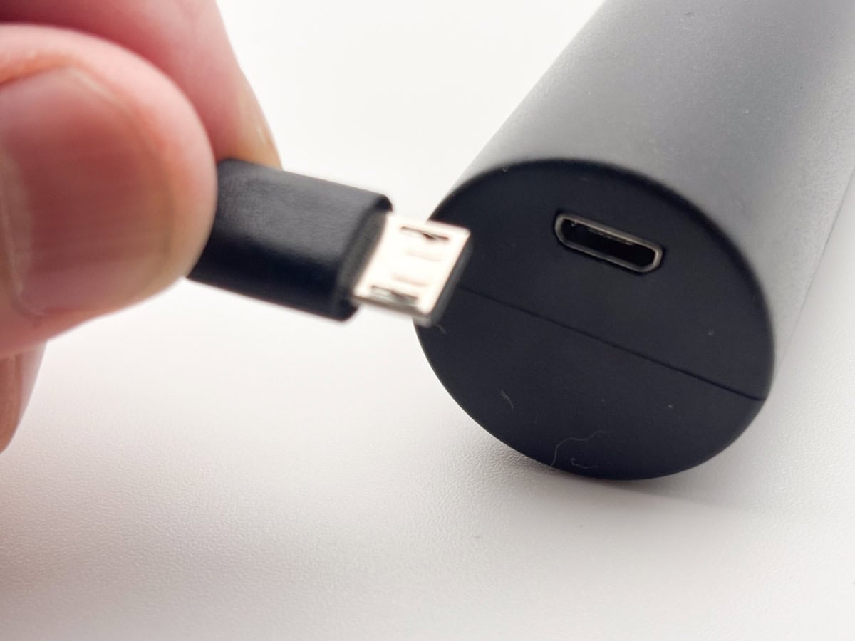 ポータブルシェーバーの充電方式はMicro USBタイプ