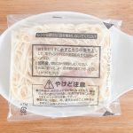 「マ・マー」特盛シリーズの3品はすべてトレーなしなので、耐熱皿にのせてレンチンするタイプです