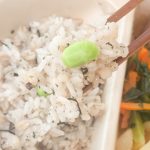 「しそひじきご飯とチキンカツみぞれ煮風」は、しそのいい香りに箸が進み、小盛りご飯なのが残念なくらいです