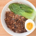 レンチンした「魯肉飯の具」だけでは茶色のどんぶりで健康的に見えないので、茹でタマゴとレンチンしたチンゲンサイをトッピングして、映え仕上げにしてみました