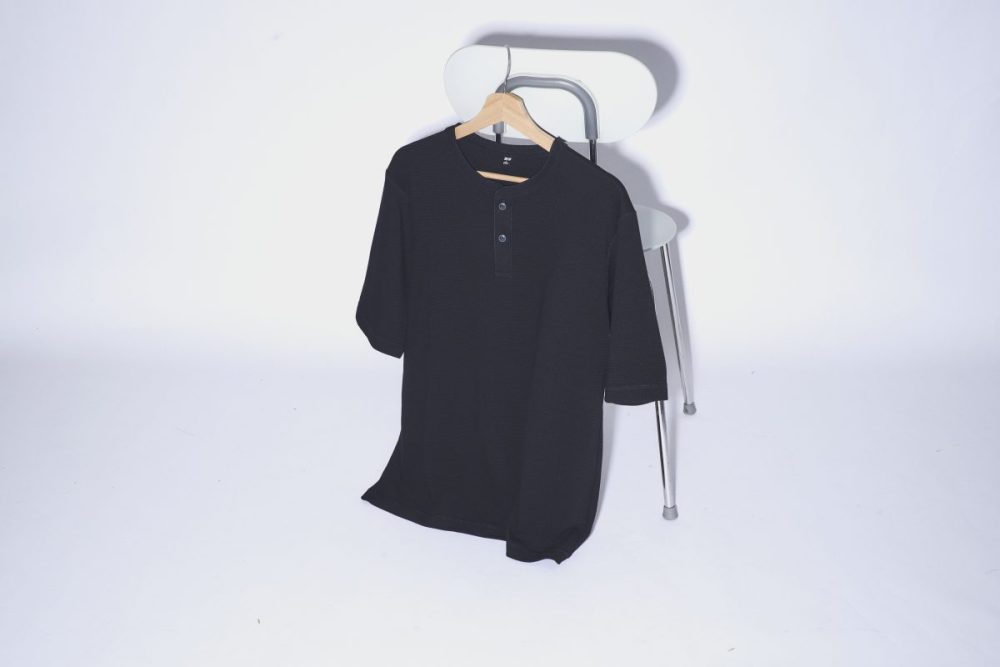 都会的な着こなしができる黒のヘンリーネックTシャツ