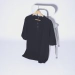 都会的な着こなしができる黒のヘンリーネックTシャツ