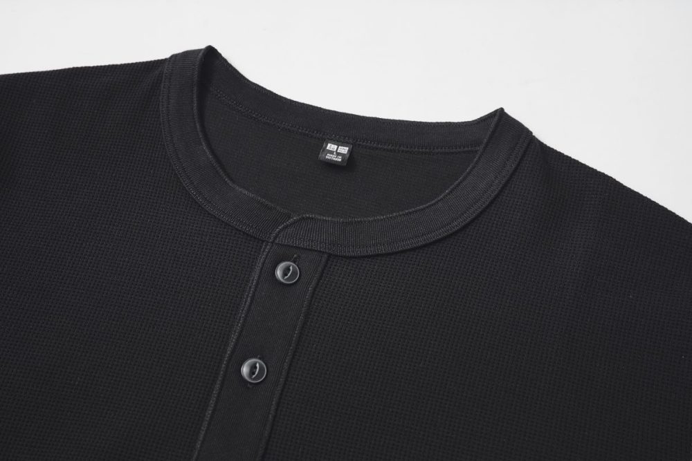 若い時は白が主流だったヘンリーネックを黒などのダークカラーに変え、インナーに白のTシャツをレイヤードしてあげれば都会的にまとまる