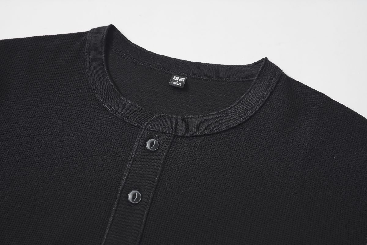 若い時は白が主流だったヘンリーネックを黒などのダークカラーに変え、インナーに白のTシャツをレイヤードしてあげれば都会的にまとまる