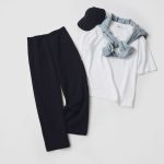 Tシャツが少しオーバーサイズなので、パンツはストレート〜少しワイド位のものを選ぶとシルエットに程よいメリハリが生まれ、大人の余裕感が演出できる