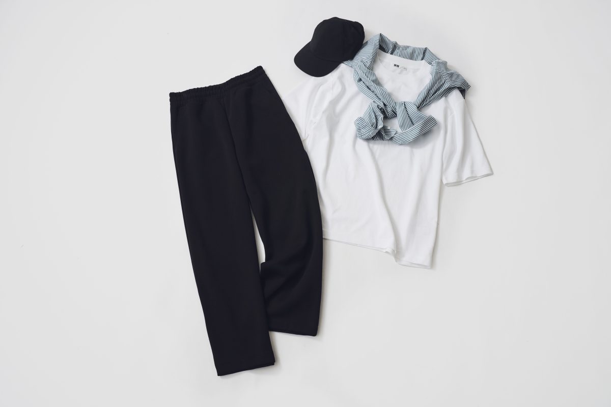 Tシャツが少しオーバーサイズなので、パンツはストレート〜少しワイド位のものを選ぶとシルエットに程よいメリハリが生まれ、大人の余裕感が演出できる