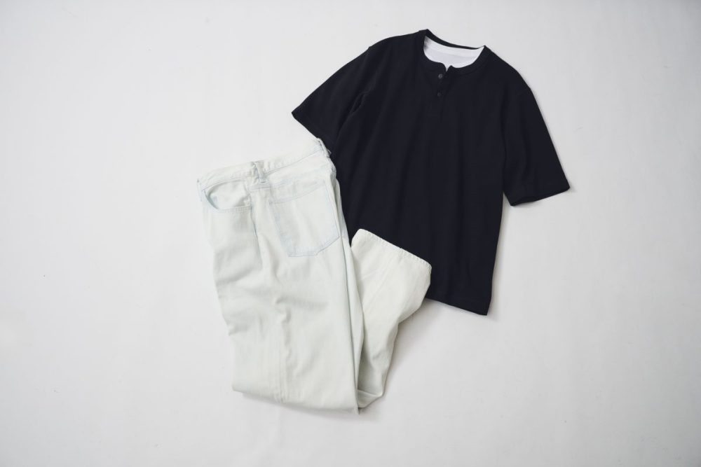 レイヤードした白のTシャツは首元を明るくしてくれる効果もあり、日焼けした肌にも馴染みやすい