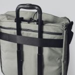 背面にはキャリーバーを通せるループも装備