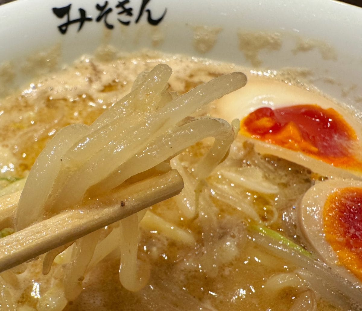 シャキシャキの炒めもやし、味玉のトッピング