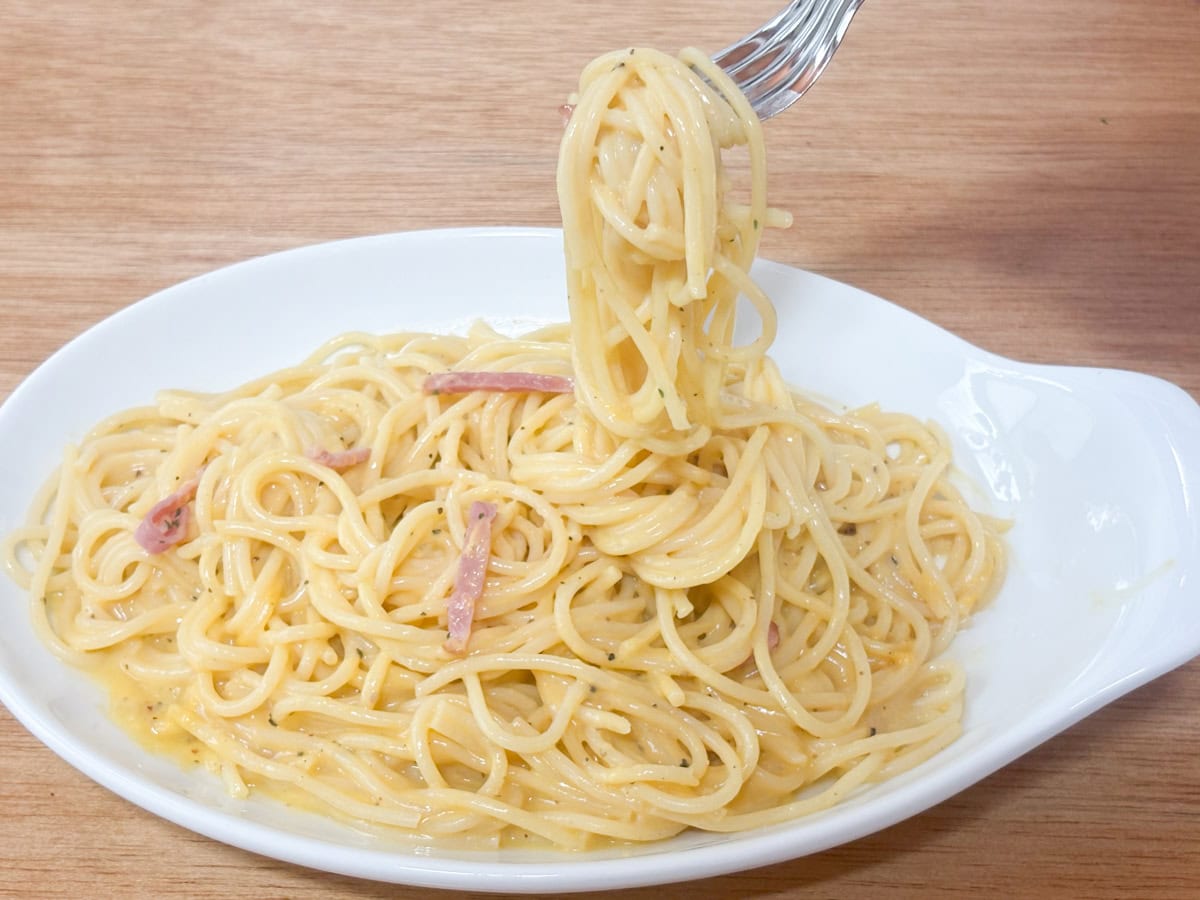 濃厚カルボナーラはベーコンの風味がしっかり効いていて、黒胡椒も程よいピリッと感じ