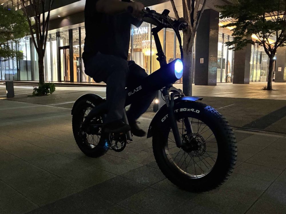 明るく夜道を照らしてくれる大型LEDヘッドライト