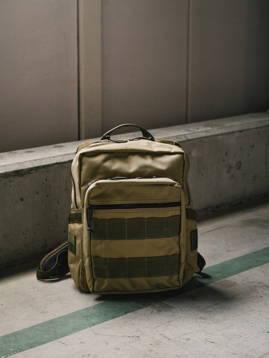 ビームス プラス×ブリーフィング「TA PACK」￥77,000／W29×D14×H40㎝／カーキ