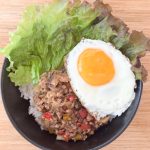 「ガパオライスの具」だけでも十分ですが、より外食気分を味わいたいので、サニーレタスと半熟目玉焼きをトッピングしてみました