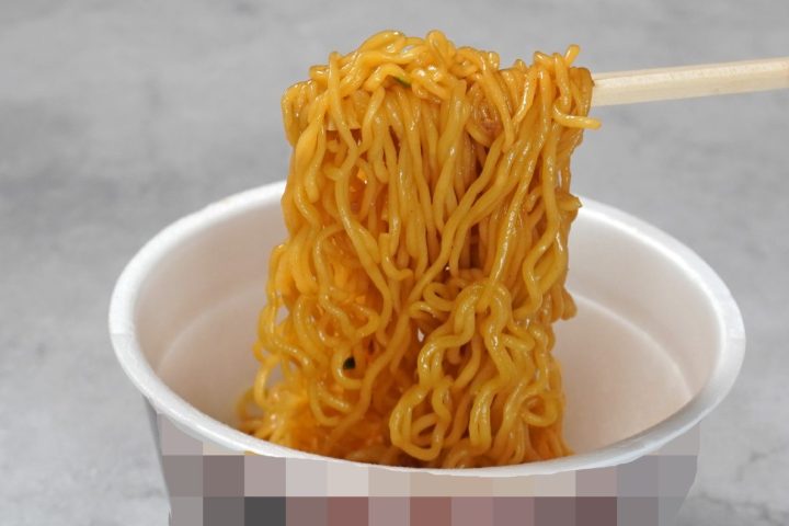 「このカップ麺、ガチで激うま」濃いめの味がたまらない“個性派カップ麺”ベスト3杯【1位は焼肉のたれと相性抜群の汁なし麺】