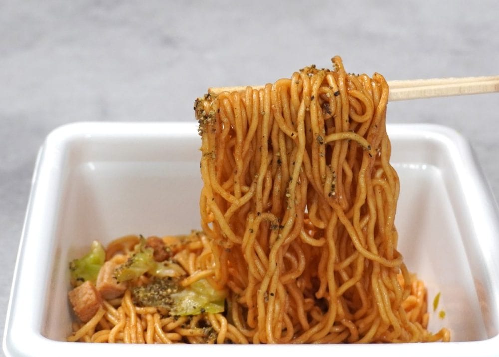 日清食品
日清焼そばU.F.O.大盛 ぶっ濃いトリプルペッパー 手羽先風味焼そば
