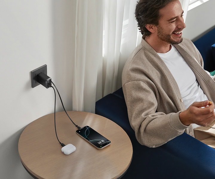 内蔵の巻取り式USB-Cケーブルに加え、USB-Cポートを1つ備えており、2台の機器を同時に充電することもできる