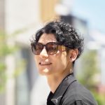 紫外線を受けるとレンズの色が変化！