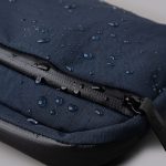 止水ファスナーとはっ水加工により、大切なガジェットを雨から守ってくれる