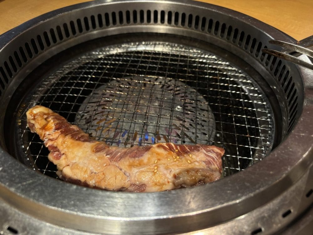 最後にじっくり焼きたい「【名物】きんぐカルビ」を焼いていく