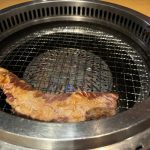 最後にじっくり焼きたい「【名物】きんぐカルビ」を焼いていく