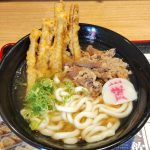 店舗で食べる「肉ごぼ天うどん」（ごぼ天5本）