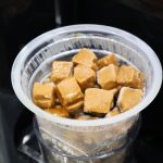 カフェラテスムージーには凍ったキューブが入っている