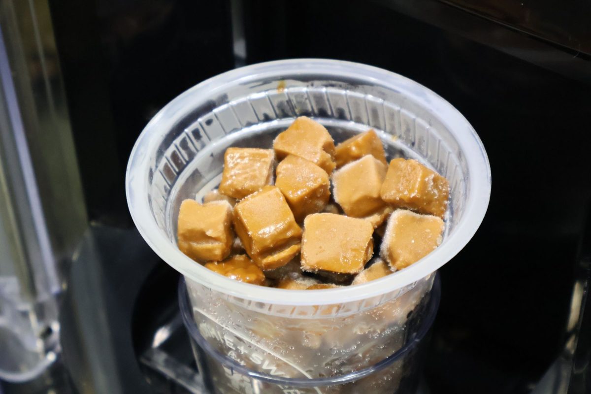 カフェラテスムージーには凍ったキューブが入っている