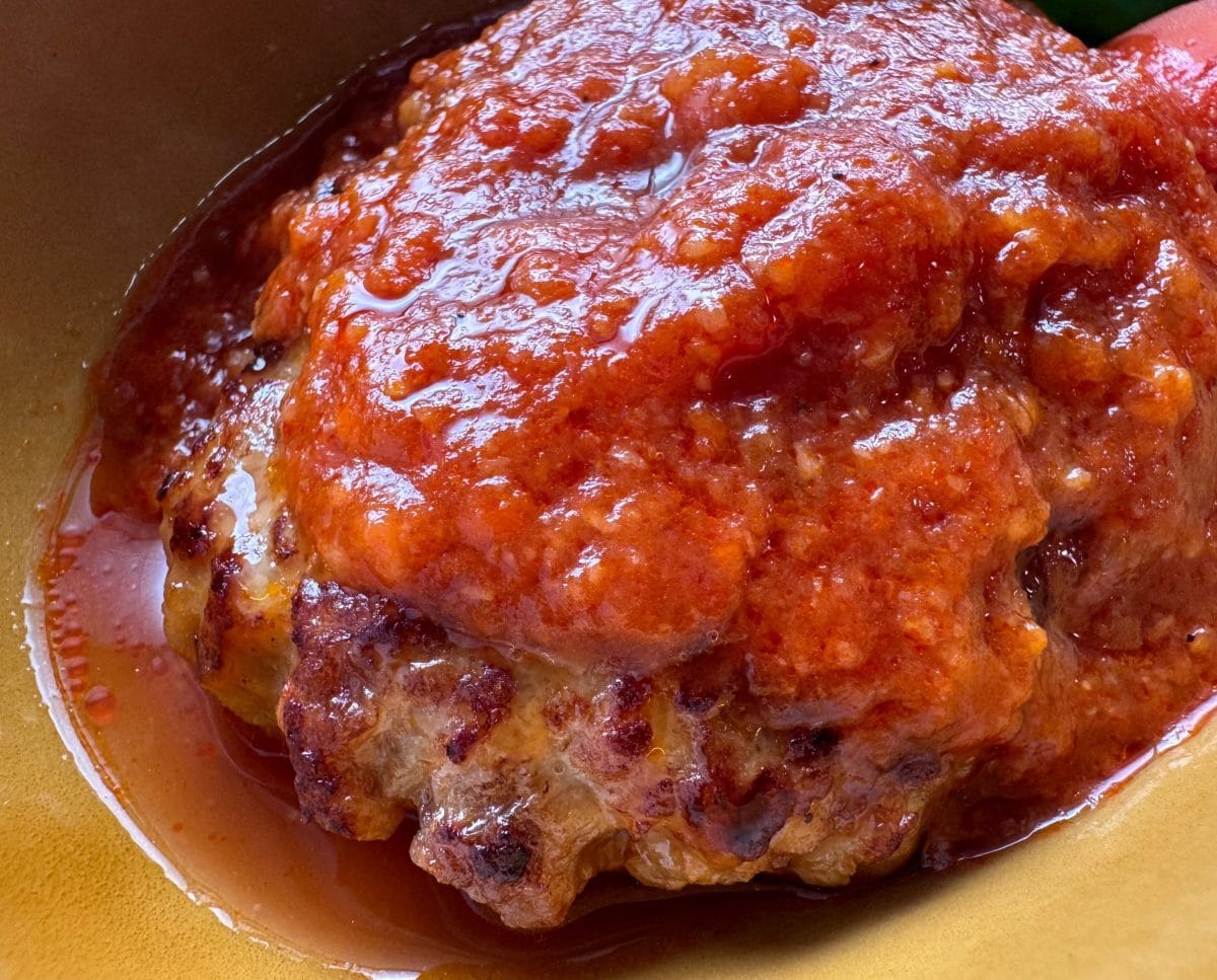 まず食欲を刺激するのは、うまトマソースから漂うニンニクのパンチの効いた香り。トマトの爽やかな酸味と甘み、そしてニンニクの“罪深すぎる”旨味が織りなすソースの味わいは、店舗で食べる「うまトマ」と何ら変わらない感動レベル！