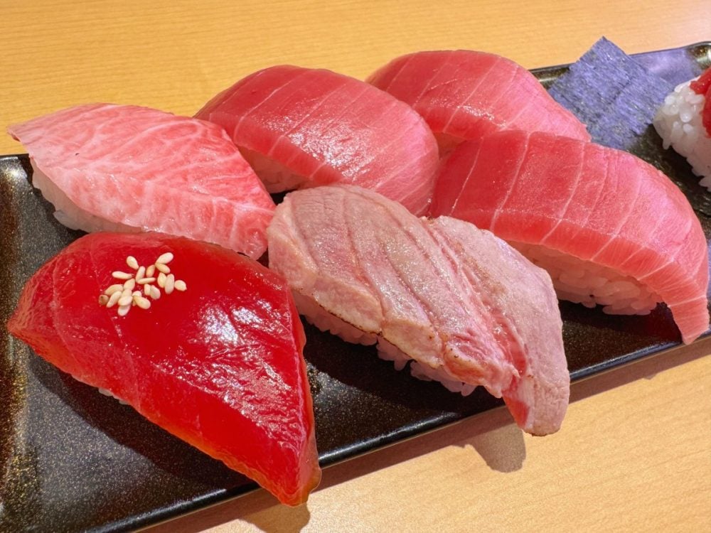 脂がスッととろける大とろ、旨みが引き出された漬け赤身、とろけた脂と香ばしさがたまらない中とろ焦がし醤油、香りと旨みが味わえる中落ち包みなど、部位や仕立てを変えて本鮪の美味しいところを一皿で楽しめる贅沢なメニュー。