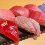 脂がスッととろける大とろ、旨みが引き出された漬け赤身、とろけた脂と香ばしさがたまらない中とろ焦がし醤油、香りと旨みが味わえる中落ち包みなど、部位や仕立てを変えて本鮪の美味しいところを一皿で楽しめる贅沢なメニュー。
