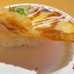 大阪の名物「イカ焼き」をイメージした創作すし「大阪名物イカ焼き風にぎり」。え？これただのイカ焼きじゃん……と思ったら、しっかり下にシャリがいました(笑)