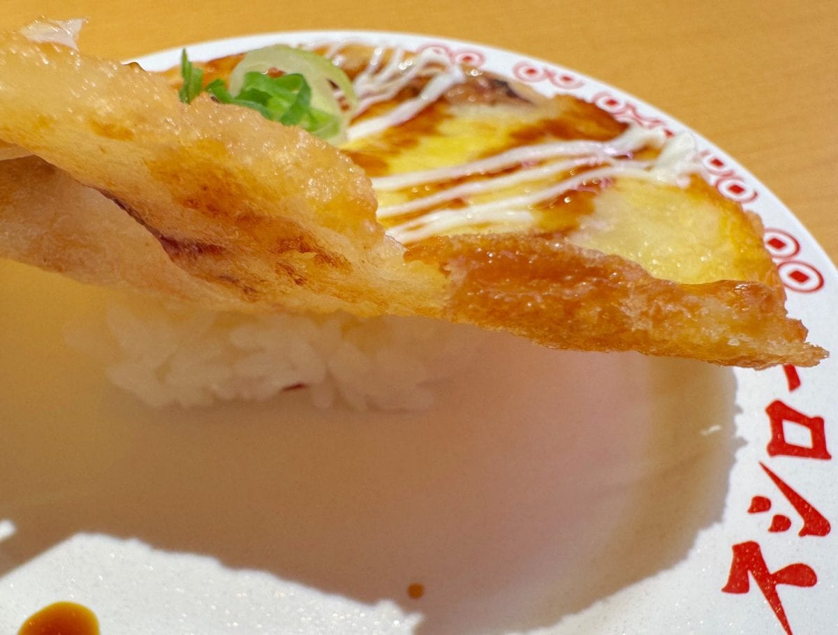 大阪の名物「イカ焼き」をイメージした創作すし「大阪名物イカ焼き風にぎり」。え？これただのイカ焼きじゃん……と思ったら、しっかり下にシャリがいました(笑)