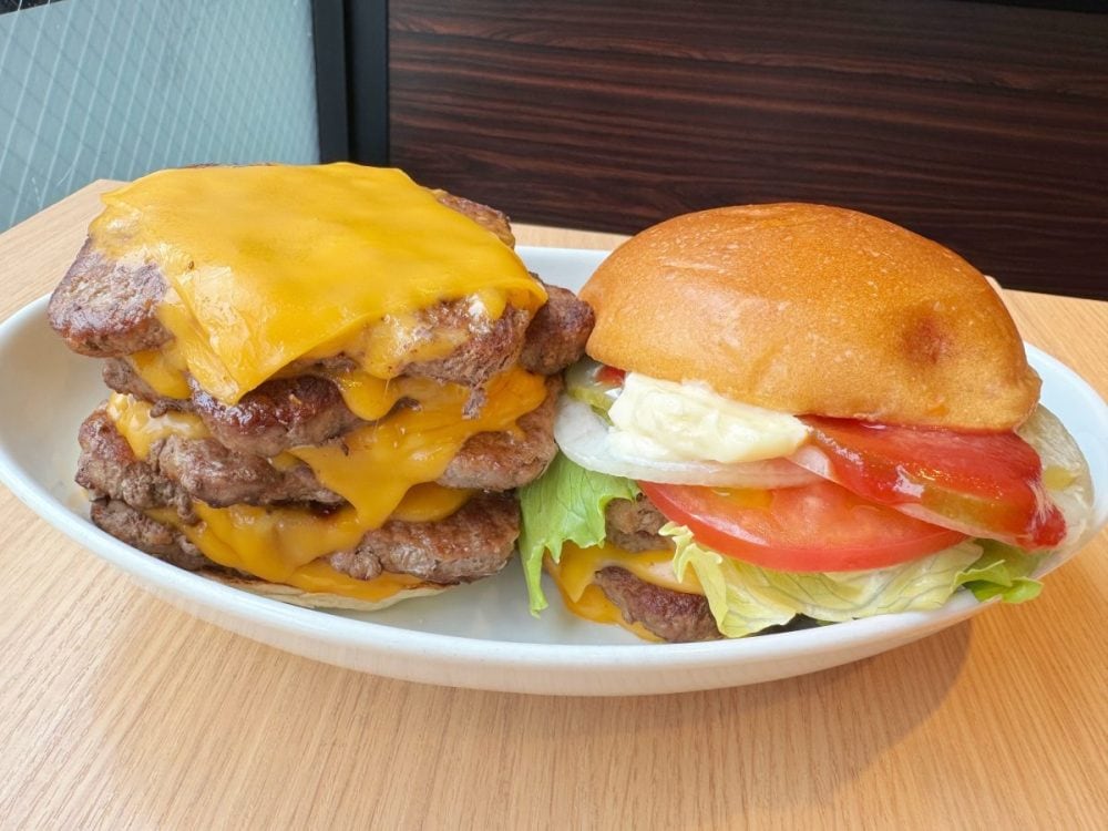 「ウェンディーズバーガーUSAトリプル」にビーフパティ7枚とチーズ6枚をカスタムした、「最強バーガー」