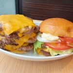 「ウェンディーズバーガーUSAトリプル」にビーフパティ7枚とチーズ6枚をカスタムした、「最強バーガー」