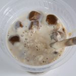 牛乳を注いでストローで溶かすようにかき混ぜる