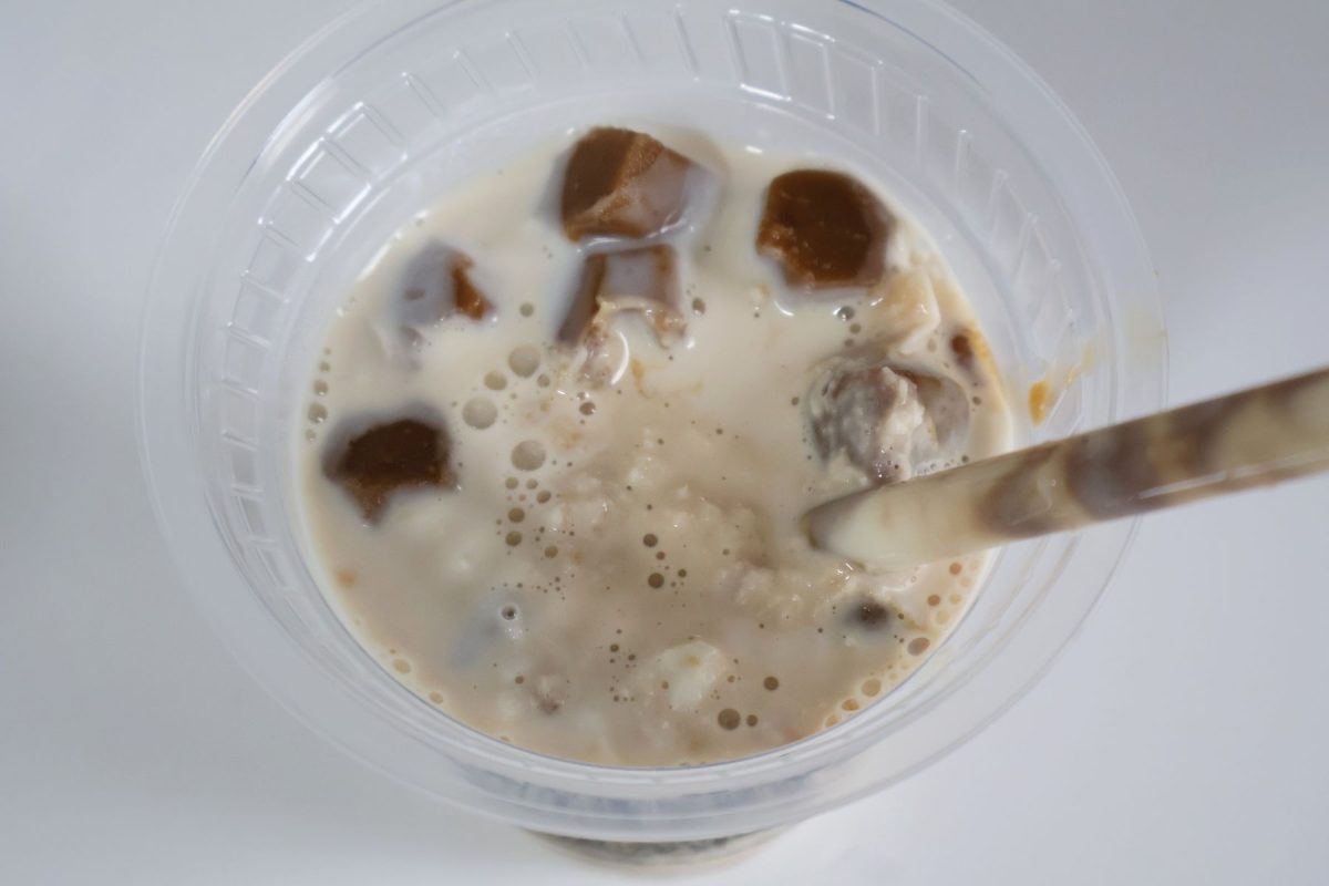 牛乳を注いでストローで溶かすようにかき混ぜる