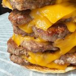 肉々しいビーフパティとチェダーチーズのコンビが織りなす圧倒的な背徳感がたまらない……！