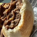 正直めちゃくちゃ食べづらいのですが、そんな苦労も吹き飛ぶほどの肉々しいビーフパティ×濃厚なチェダーチーズの組み合わせは言わずもがな最高です！