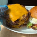 お皿に盛られているとバーガー感がないので、ハンバーガーらしく重ねてみました