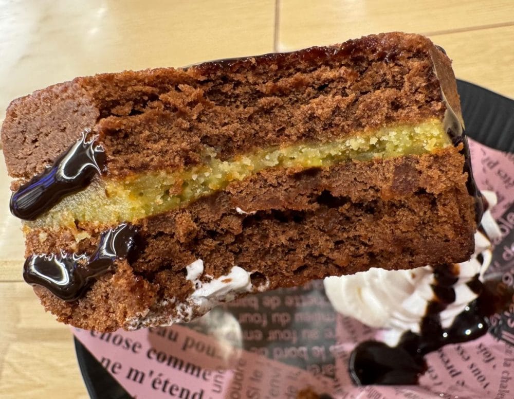 濃厚なチョコケーキにかぶりつくと、ザクっとした小気味のいい食感のカダイフとピスタチオチョコが